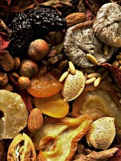 Nøtter og tørket frukt. (Foto: Colourbox) Nøtter og tørket frukt. (Foto: Colourbox)