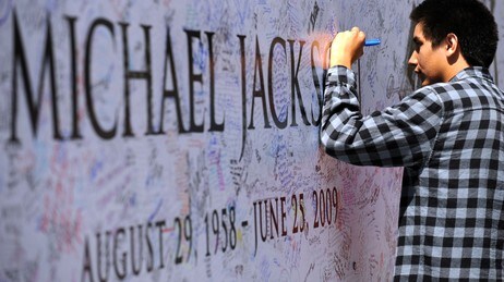 Jacko-fan skriver en siste hilsen. (Foto: GABRIEL BOUYS/AFP) Jacko-fan skriver en siste hilsen. (Foto: GABRIEL BOUYS/AFP)