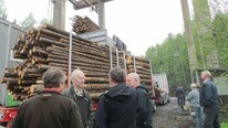 Det første tømmerlasset kommer til Hellefoss papirfabrikk. (Foto: Chetan Rastogi/NRK) Det første tømmerlasset kommer til Hellefoss papirfabrikk. (Foto: Chetan Rastogi/NRK)