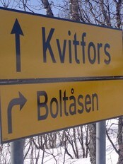 Skilt Kvitfors Boltås (Foto: Mathis Eira/NRK) Skilt Kvitfors Boltås (Foto: Mathis Eira/NRK)