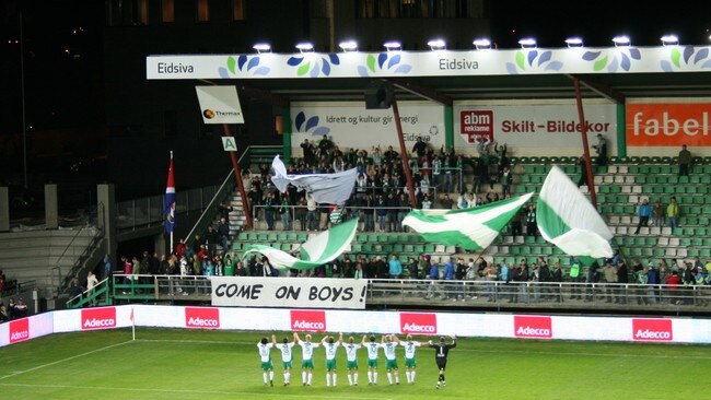 HamKam tar imot hyllest fra fansen (Foto: Simen Berge Størkersen/NRK) HamKam tar imot hyllest fra fansen (Foto: Simen Berge Størkersen/NRK)