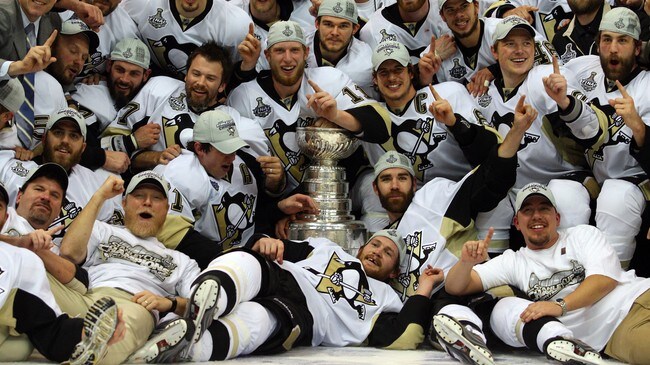 Pittsburgh Penguins-spillerne poserte med Stanley Cup-pokalen. (Foto: Jim McIsaac/AFP)