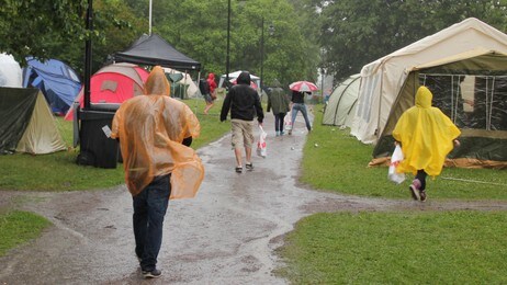 Regn på festivalcampen (Foto: Jan Gulliksen/NRK) Regn på festivalcampen (Foto: Jan Gulliksen/NRK)