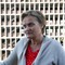 Fornyingsminister Rigmor Aasrud foran høyblokka. 