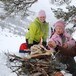 Familie koser seg i terrenget rundt Alexander Grieghytten.