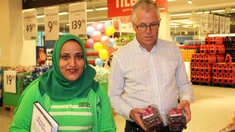 Saeeda Mahmood og Jan Paul Bjørkøy (Foto: Maria Kommandantvold/NRK)