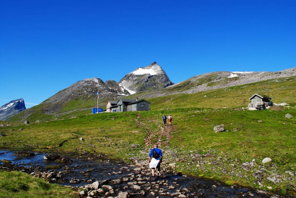 Patchellhytta med Slogen i bakgrunnen og Jakta til venstre
