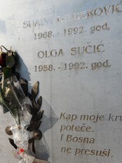 Rose på minnesmerke (Foto: ELVIS BARUKCIC/Afp) Rose på minnesmerke (Foto: ELVIS BARUKCIC/Afp)