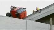Mann falt 20 meter etter at lastebil kolliderte på bro - En lastebilsjåfør er kritisk skadd etter å ha falt 20 meter etter en kollisjon på en bro i Melbourne.