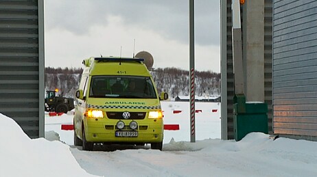 Mannen fraktes til Nordlandssykehuset i Bodø (Foto: Lars-Bjørn Martinsen/NRK)