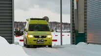 Mannen fraktes til Nordlandssykehuset i Bodø (Foto: Lars-Bjørn Martinsen/NRK) Mannen fraktes til Nordlandssykehuset i Bodø (Foto: Lars-Bjørn Martinsen/NRK)