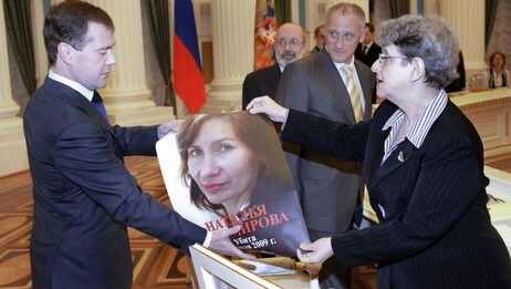 Svetlana Gannusjkina og Dmitrij Medvedev (Foto: VLADIMIR RODIONOV/AFP)