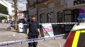 Skudd løsnet under ran i Sverige - Minst tre personer er skutt i forbindelse med et ran av en gullsmedbutikk i Ängelholm i Sverige. Ranerne skal ha rømt på moped.