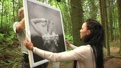 Utstilling i skogen - Fotokunstner Sissel Nystad har valgt et utradisjonelt sted å holde utstillingen "Feeling". 