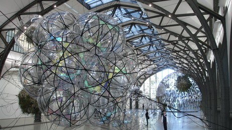 Tomás Saraceno: Cloud Cities (utst. i Hamburger Bahnhof) (Foto: Nina Skurtveit/NRK) Tomás Saraceno: Cloud Cities (utst. i Hamburger Bahnhof) (Foto: Nina Skurtveit/NRK)