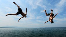 Hopp i havet  (Foto: CHRISTOF STACHE/Afp)