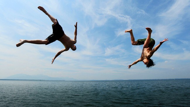 Hopp i havet  (Foto: CHRISTOF STACHE/Afp)