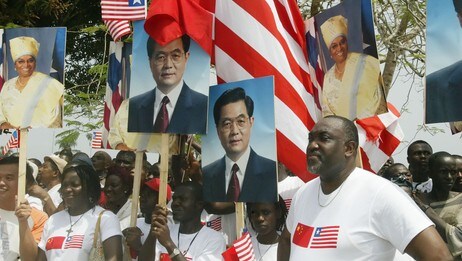 Liberians carry posters of Chinese President Hu Jintao and Liberian President Ellen Johnson Sirleaf, (Foto: PEWEE FLOMOKU/AP) Liberians carry posters of Chinese President Hu Jintao and Liberian President Ellen Johnson Sirleaf, (Foto: PEWEE FLOMOKU/AP)