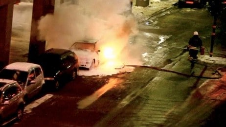 Brannvesenet slukker en brennende bil i Stockholm Brannvesenet slukker en brennende bil i Stockholm