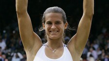 Amelie Mauresmo med Wimbledon-trofeet i 2006 (Foto: Anja Niedringhaus/Scanpix/AP)