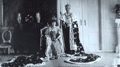 Kong Haakon og dronning Mauds kroning i Trondheim i 1906. Bildet er tatt i Stiftsgården.