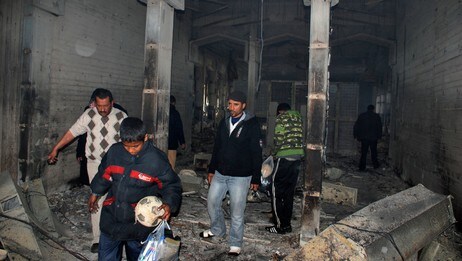 カダフィ氏住居近くにミサイル着弾、建物を破壊  リビア情勢