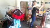 Redesignkafé - Charlotte Nilsen vil lære folk hvordan de kan lage klær av ting de egentlig ville kaste.