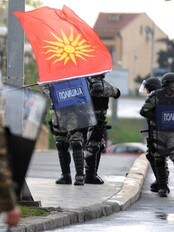 Demonstrantar mot politi i Skopje. (Foto: ROBERT ATANASOVSKI/Afp) Demonstrantar mot politi i Skopje. (Foto: ROBERT ATANASOVSKI/Afp)