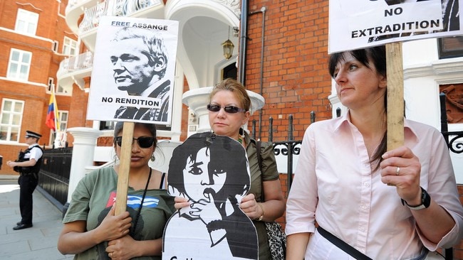 ECUADOR-ASSANGE/ Supporters of WikiLeaks Founder Julian Assange gather outside the Ecuador Embassy in central London (Foto: PAUL HACKETT/Reuters) ECUADOR-ASSANGE/ Supporters of WikiLeaks Founder Julian Assange gather outside the Ecuador Embassy in central London (Foto: PAUL HACKETT/Reuters)