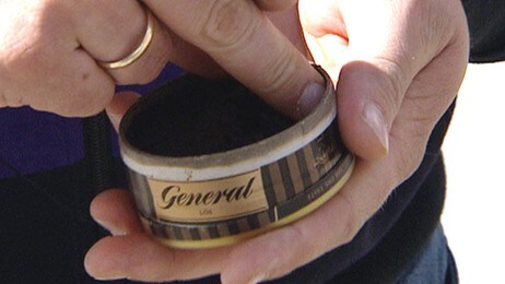 Snus (Foto: Birger Kjølberg/NRK)