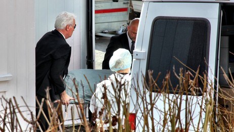 Den drepte bæres ut (Foto: Vegard M. Aas - Presse3:0) Den drepte bæres ut (Foto: Vegard M. Aas - Presse3:0)