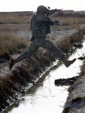 Amerkanske soldatar har førebudd offensiven i fleire veker. (Foto: Pier Paolo Cito/Scanpix/AP) Amerkanske soldatar har førebudd offensiven i fleire veker. (Foto: Pier Paolo Cito/Scanpix/AP)