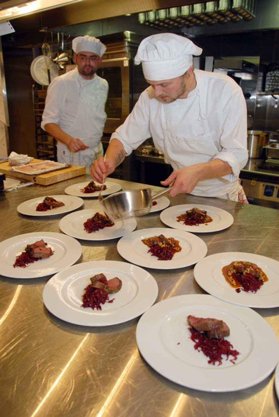 Et profesjonelt kokketeam står bak den gode maten som serveres på fjellstua