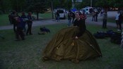 Prester sover ute i Sofienbergparken i Oslo i protest - En stor gruppe prester og aktivister fra hele landet har i kveld samlet seg i Sofienbergparken i Oslo. Mange av dem skal overnatte i parken i protest mot Oslo kommunes innskjerping av overnattingsforbudet på offentlige plasser, som de mener diskriminerer fattige og nødstilte. 
