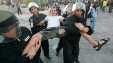 Bosettere fjernes i Hebron (Foto: NAYEF HASHLAMOUN/REUTERS)