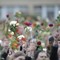 Folk gikk i rosetog for å vise si medkjensle for dei som vart ramma av terrorangrepet. 
