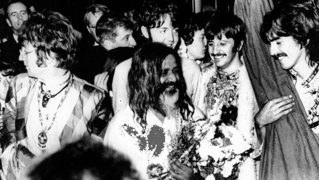 Maharishi Mahesh Yogi med The Beatles - John Lennon, Paul McCartney, Ringo Starr og George Harrison (AP)