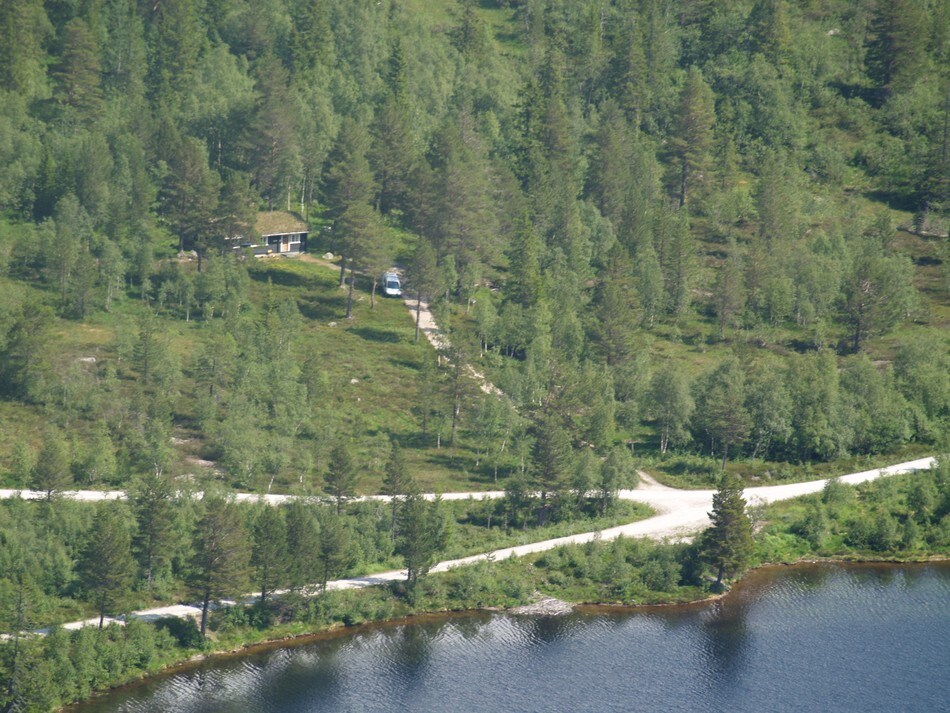 Bilveg helt fram til hytta