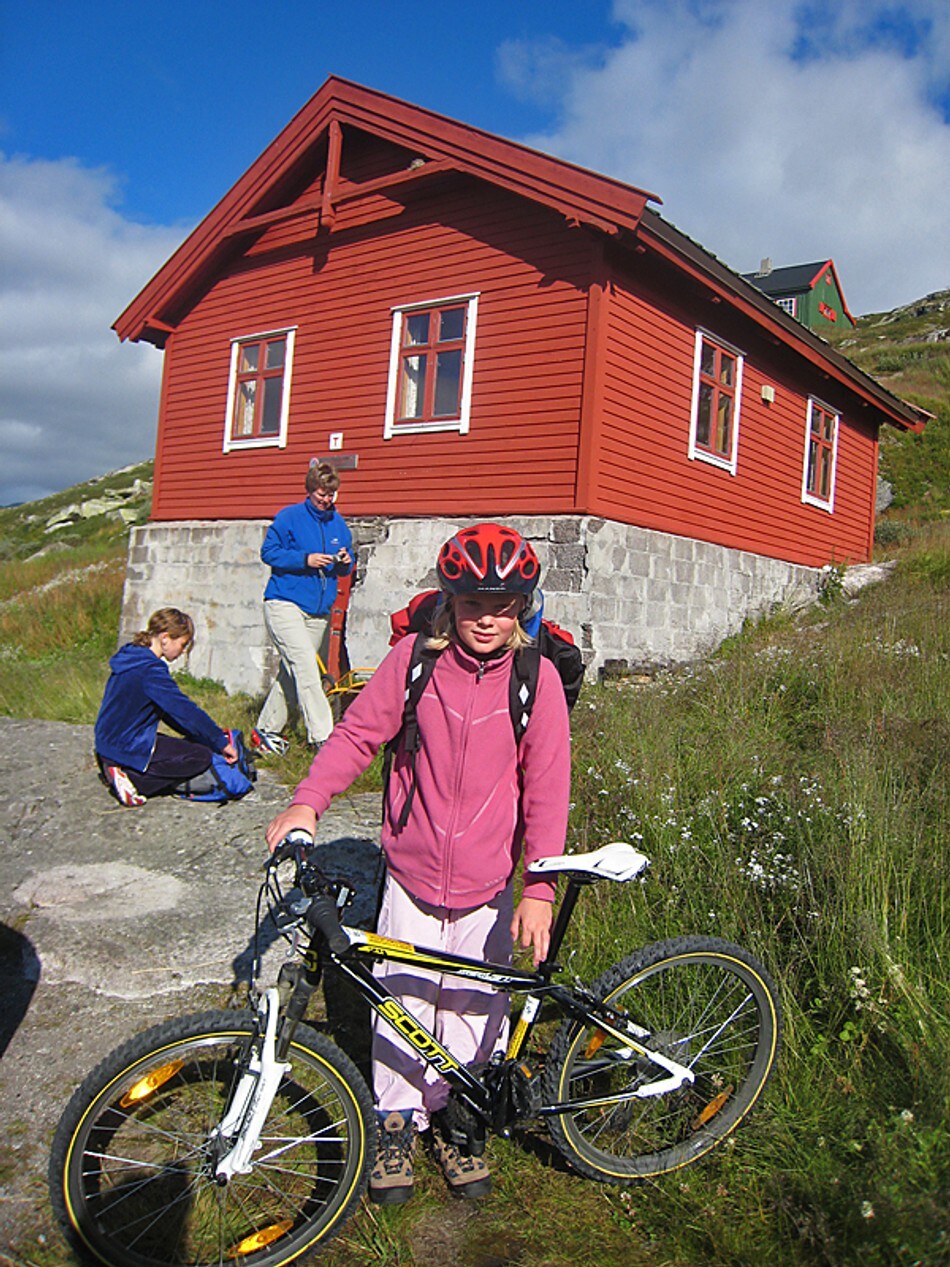 Barn på sykkeltur utenfor Lokalet, den ene av hyttene på Hallingskeid