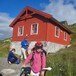 Barn på sykkeltur utenfor Lokalet, den ene av hyttene på Hallingskeid