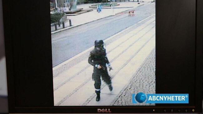 Anders Behring Breivik på vei fra regjeringskvartalet rett før det smeller (Foto: ABC Nyheter) Anders Behring Breivik på vei fra regjeringskvartalet rett før det smeller (Foto: ABC Nyheter)