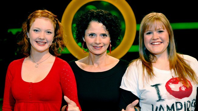 Sofie Løvstakken og Maria Elder Larsen sammen med Nadia Hasnaoui (Foto: Anne Liv Ekroll/NRK) Sofie Løvstakken og Maria Elder Larsen sammen med Nadia Hasnaoui (Foto: Anne Liv Ekroll/NRK)