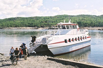 Fjellvåken II går i rutefart over Møsvatn fra Skinnarland v/Rv37 og frakter fotturistene inn til Mogen.