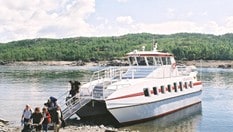 Fjellvåken II går i rutefart over Møsvatn fra Skinnarland v/Rv37 og frakter fotturistene inn til Mogen.