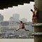 Nordlege og sentrale delar av Kina opplever ei hetebølgje med temperaturar opp mot 40 grader for tida. Desse gutane hoppa i Yangtze-elva i Wuhan som ligg i Hubei provinsen i Kina. 