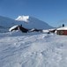 Hyttene på Rosta i Indre Troms ønsker gjestene velkommen. I bakgrunn bader Høglikka i sol.