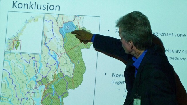 Reidar Åsgård legger frem rapport (Foto: Elin Martinsen/NRK) Reidar Åsgård legger frem rapport (Foto: Elin Martinsen/NRK)