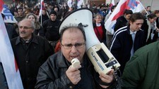 Arbeidere demonstrerer mot regjeringens sparetiltak i Aten (Foto: Petros Giannakouris/Ap) Arbeidere demonstrerer mot regjeringens sparetiltak i Aten (Foto: Petros Giannakouris/Ap)