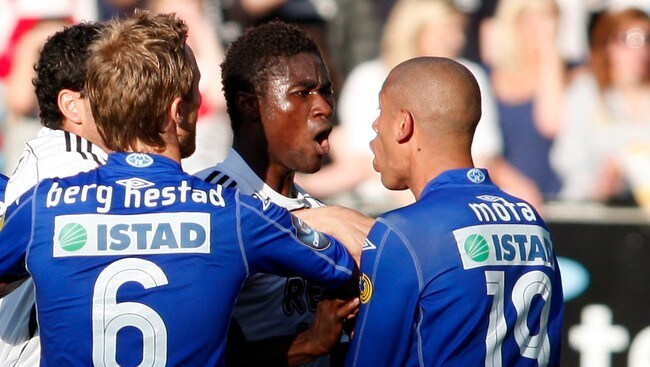 Alexander Tettey (t.v) i munnhuggeri med Jose Mota (Foto: Kallestad, Gorm/SCANPIX) Alexander Tettey (t.v) i munnhuggeri med Jose Mota (Foto: Kallestad, Gorm/SCANPIX)
