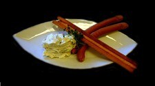 Pølse med ostedip. (Foto: Roy Raasholm Fauske/NRK) Pølse med ostedip. (Foto: Roy Raasholm Fauske/NRK)